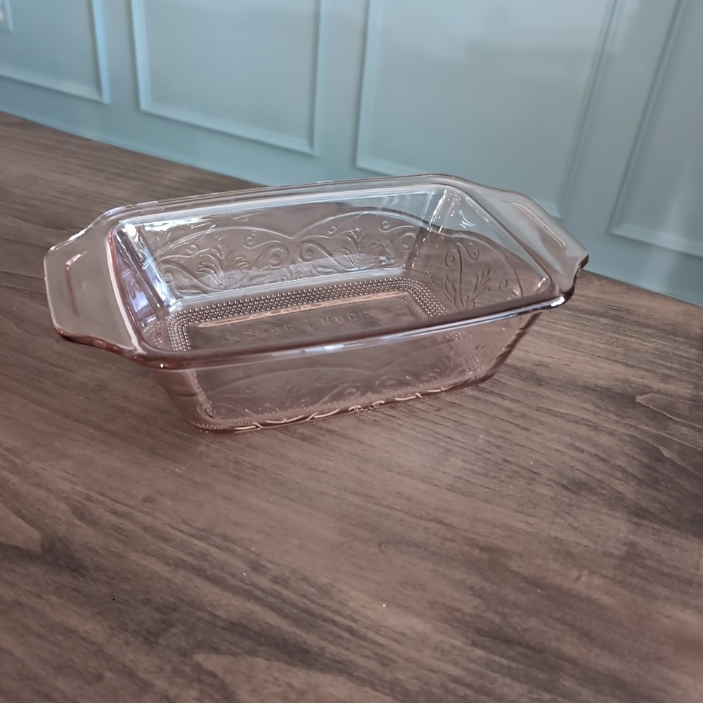 Anchor Hocking Laurel Embossed 1.5 qt Pink Glass Loaf Pan Baking Dish Rosewater